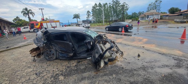 Jovem de 22 anos morre em colisão com caminhão na SC-447
