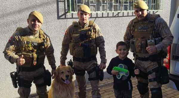 Policiais militares participam de festa de aniversário de menino fã da polícia