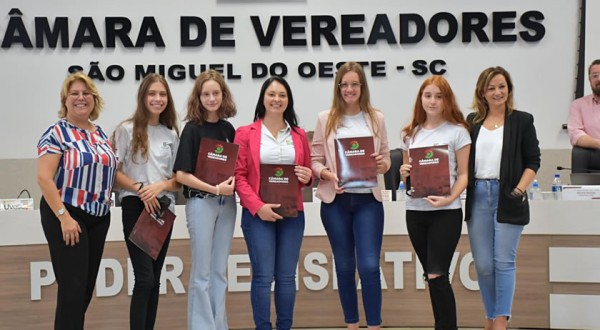 Vereadoras prestam homenagem a alunas selecionadas no concurso Power4girls
