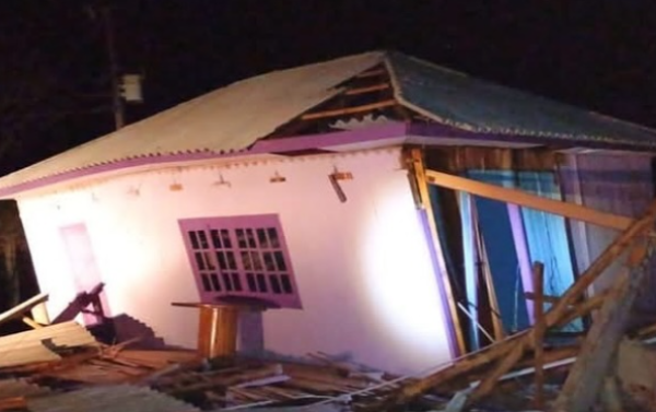 Casa é “arrancada” pelo vento e cai sobre veículo em Barra Bonita