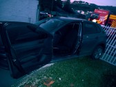 Motorista morre ao ser atropelado pelo próprio veículo no pátio de residência