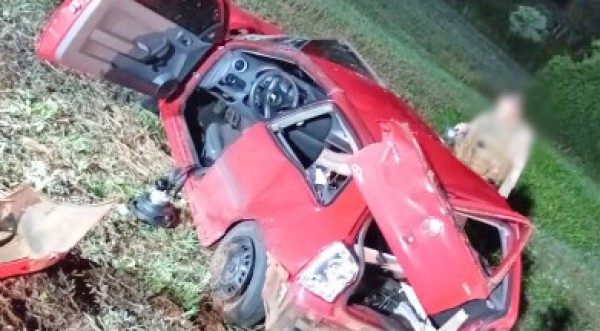 Capotamento na SC-163 deixa cinco feridos e mulher é ejetada do veículo