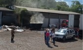 Bombeiros combatem incêndio em empresa