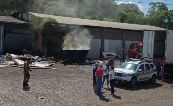 Bombeiros combatem incêndio em empresa