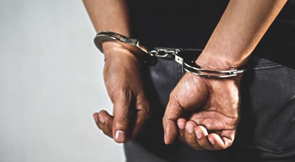 Homem tenta estuprar adolescente e furtar veículo e é detido por populares