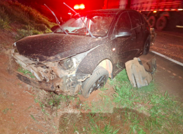 Mulher sem CNH sai da pista e bate carro em barranco na SC-480