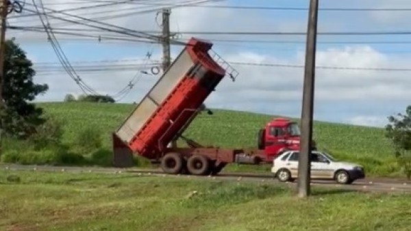 Caminhão com caçamba erguida causa queda de energia e transtornos no trânsito em bairro de Lago das Torres