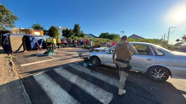 Colisão entre carro e caminhonete termina em capotamento e deixa dois feridos