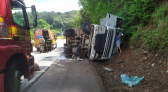 Caminhoneiro é encaminhado ao hospital após tombamento de veículo na BR-282
