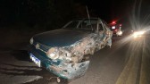 Motorista e passageiro fogem após colisão entre carro e caminhão na BR-282