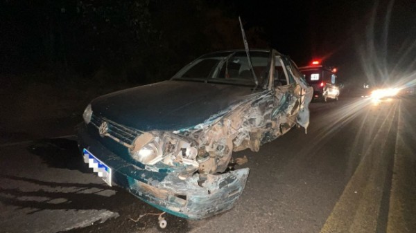 Motorista e passageiro fogem após colisão entre carro e caminhão na BR-282