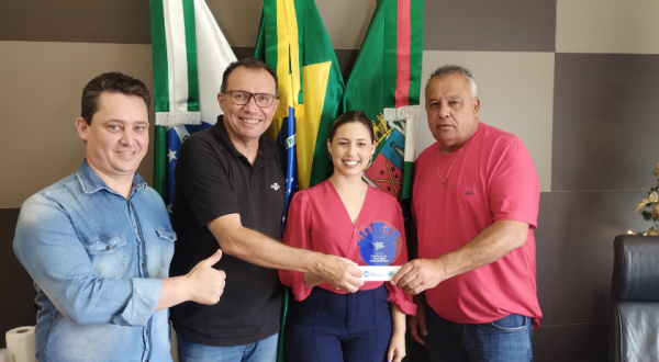 Administração recebe troféu de Cidade Empreendedora