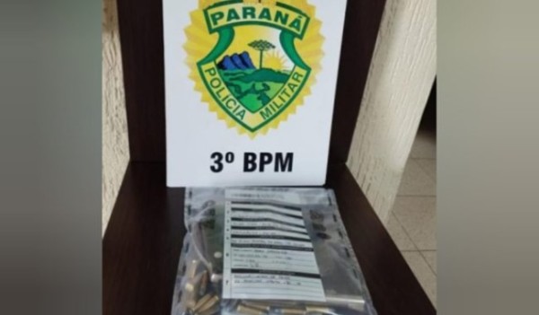 Mulher é presa após esfaquear o namorado e furtar seu revólver