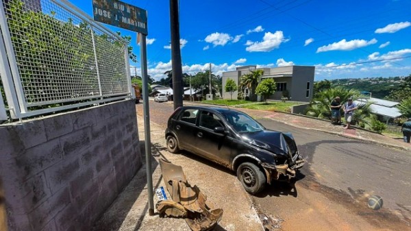 Mulher fica ferida em colisão entre carro e caminhão