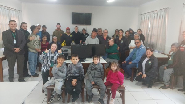 APAE Zilda Arns recebe doação de computadores da Cooperativa Sicoob