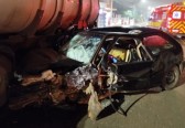 Carro colide em caminhão estacionado no Centro