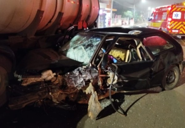 Carro colide em caminhão estacionado no Centro