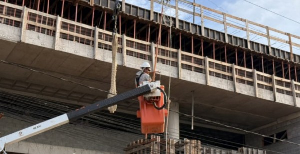 Grua atinge fios de energia e deixa 4 mil unidades sem eletricidade