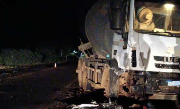 Jovem de 18 anos fica gravemente ferido em colisão entre moto e caminhão em São João do Oeste