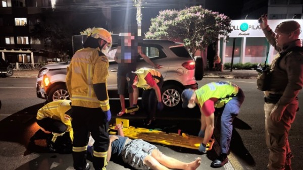 Motociclista invade contramão e colide de frente com carro na rua Marcílio Dias