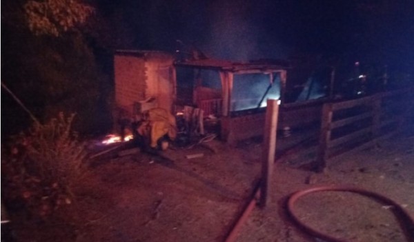 Incêndio consome residência no interior de Riqueza