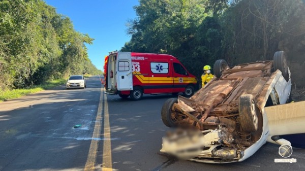 Carro capota na BR-282 e condutora fica ferida
