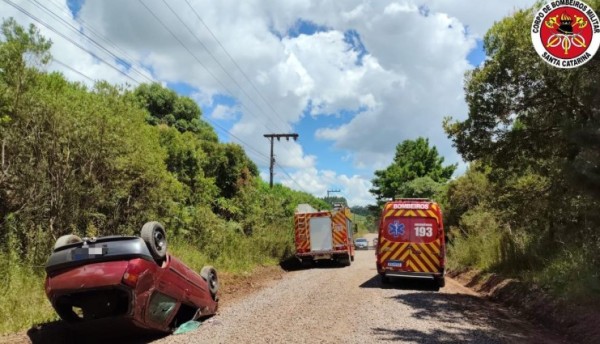 Mulher perde controle da direção e capota veículo em estrada de chão no Meio-Oeste