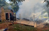 Residência fica destruída após pegar fogo