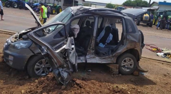 Motorista de 69 anos morre após colisão entre carro e caminhão