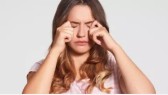 Coçar os olhos pode levar à doença grave; veja qual