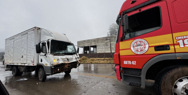 Colisão traseira entre caminhões deixa trânsito lento na BR-163