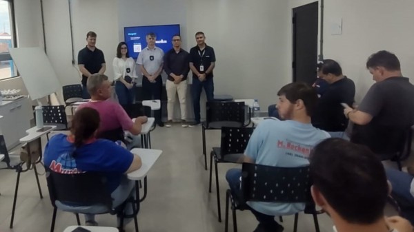 Reunião na Multilog trata pauta apresentada pelo núcleo de comércio exterior