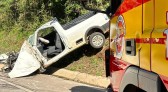 Após desviar de terneiro na pista, Saveiro colide em carreta e capota na BR 163