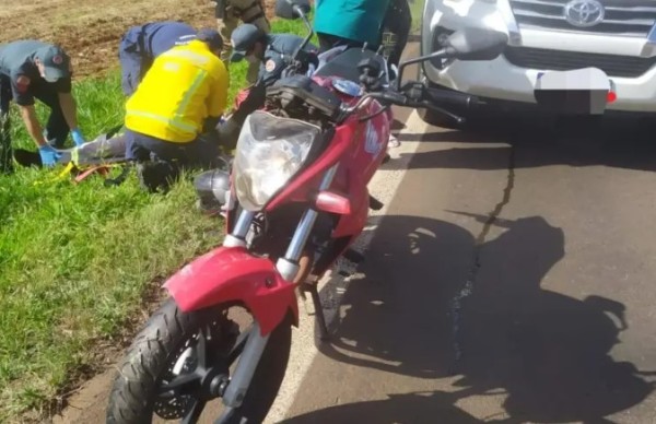Motociclista fica ferido em colisão traseira com carro