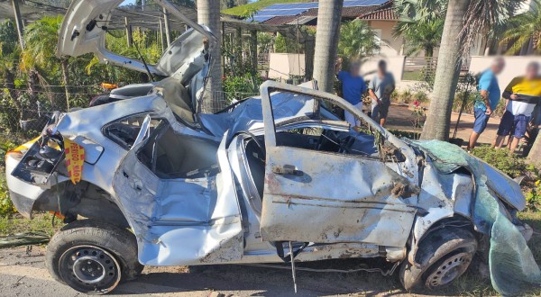 Três jovens morrem após carro sair da pista e atingir poste em SC