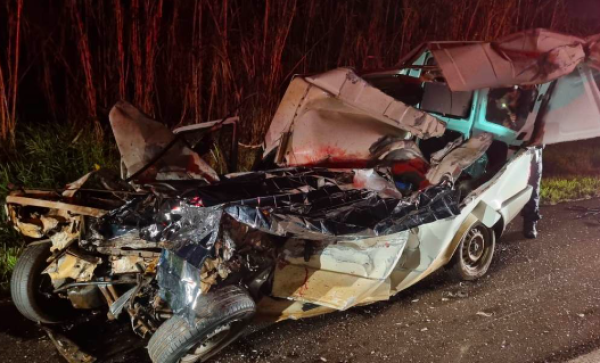 Motorista morre ao colidir de frente com ônibus na BR-282