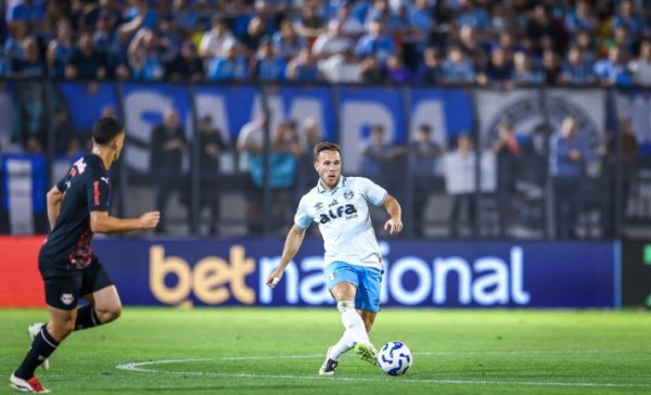 Com gol de pênalti polêmico no último lance, Grêmio perde para o Bragantino fora de casa