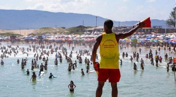 SC registra quatro mortes por afogamento e 60 salvamentos durante o Carnaval 2025