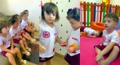 Quíntuplos de Chopinzinho vão ao primeiro dia de aula