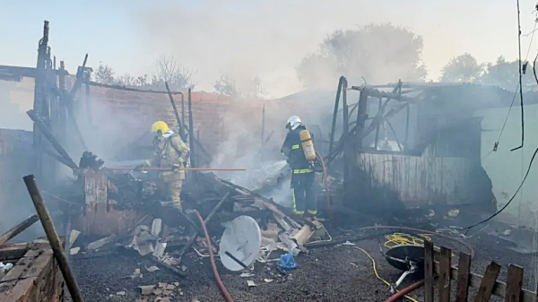 Incêndio destrói casa de madeira no bairro Jardim Floresta