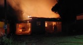 Residência é destruída por incêndio