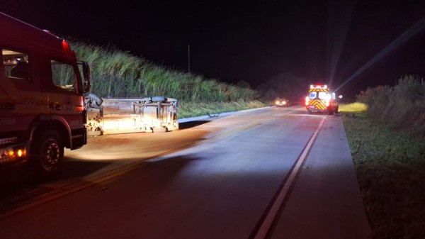 Duas pessoas ficam feridas após saída de pista e capotamento na BR-163