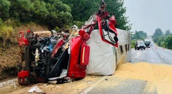 Acidente grave envolve caminhões na BR-282