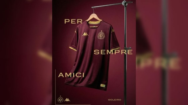 Chapecoense lança uniforme em homenagem a clube italiano