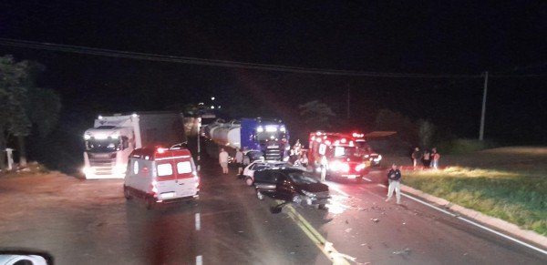 Colisão entre três automóveis deixa pessoas feridas