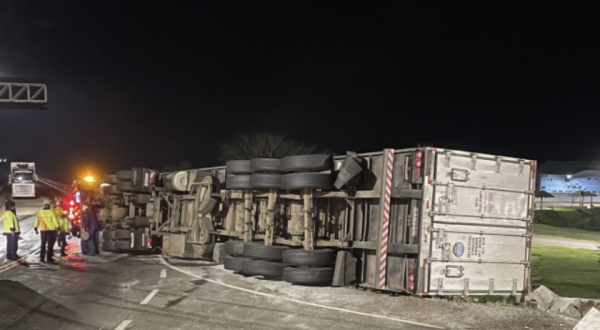 Caminhão carregado de ração tomba na SC-480