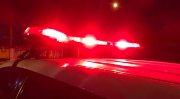 Mulher agride companheiro e desacata policiais após discussão em casa