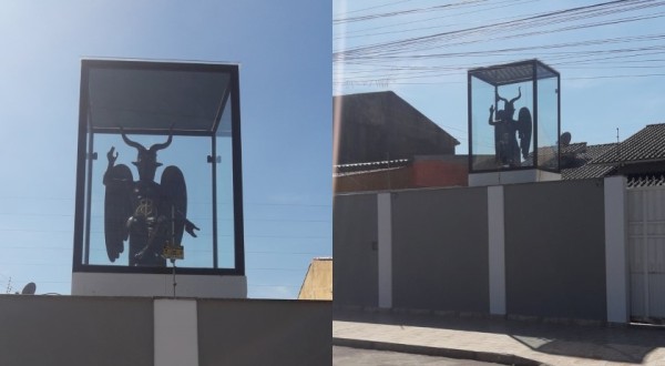 Imagem de Baphomet em porta de casa em Alvorada (RS) viraliza