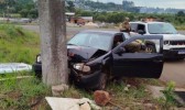 Motorista é socorrido após bater carro em poste no Oeste