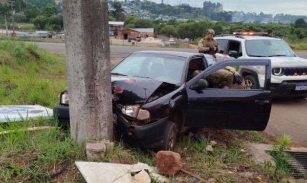 Motorista é socorrido após bater carro em poste no Oeste